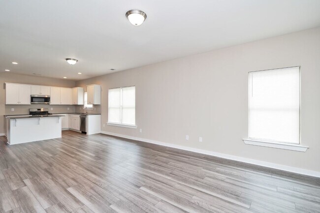 Building Photo - Gorgeous 3BR Home – Fresh Renovation with Appliances Included!