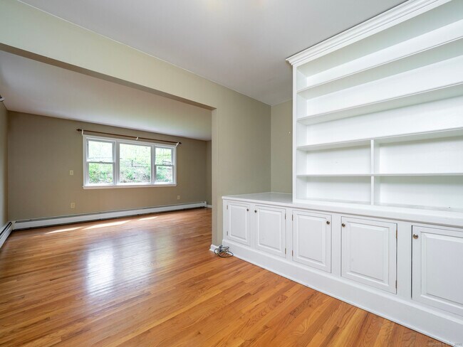 Building Photo - 21 Simpaug Turnpike