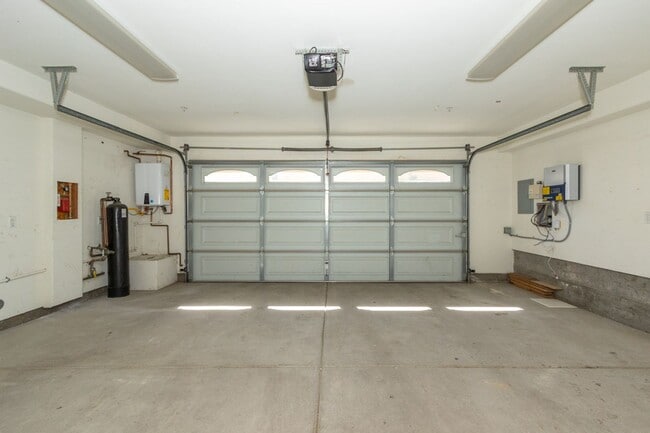 Building Photo - Beautiful 3 br/3.5ba Townhome in Pacific Beach Just Blocks to Crown Point Shores!