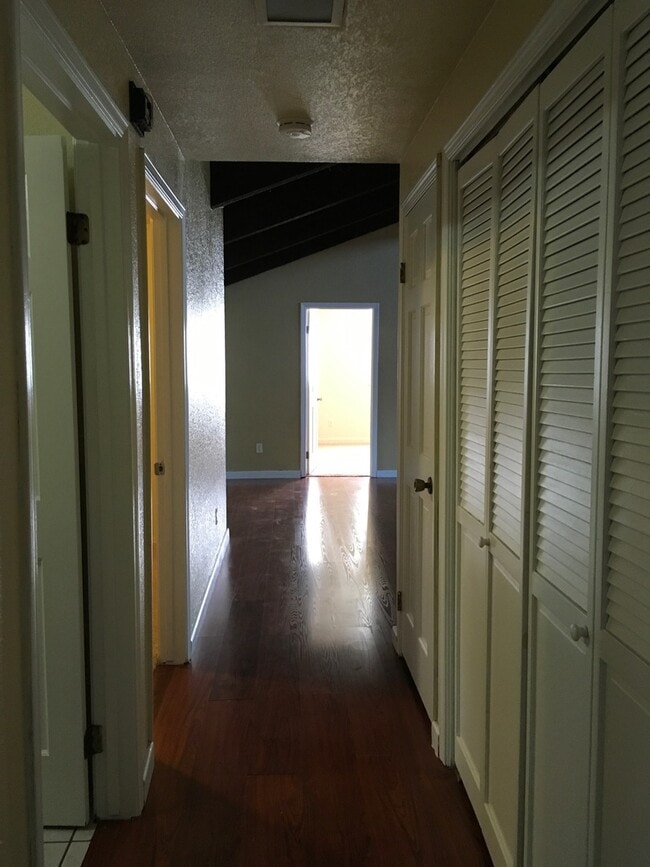 Building Photo - Convenient Location 3Br and 2Ba