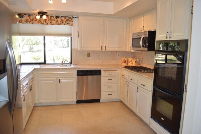 Building Photo - 2288 Oakcrest Dr