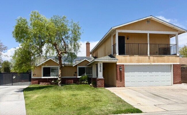 Building Photo - Spacious 4BD/3BA Pool Home with Dual Prima...