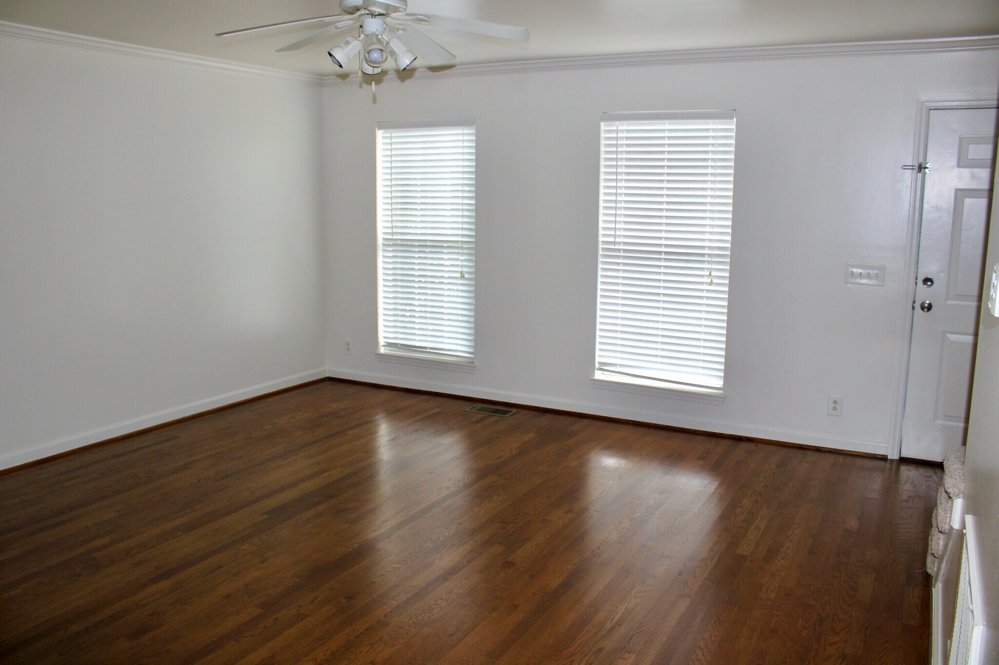 Lots of natural light in living room - 161 37th Ave N