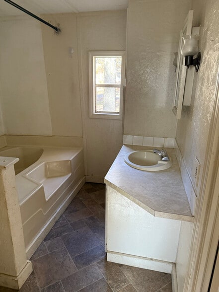 Building Photo - 1009 N Eve St