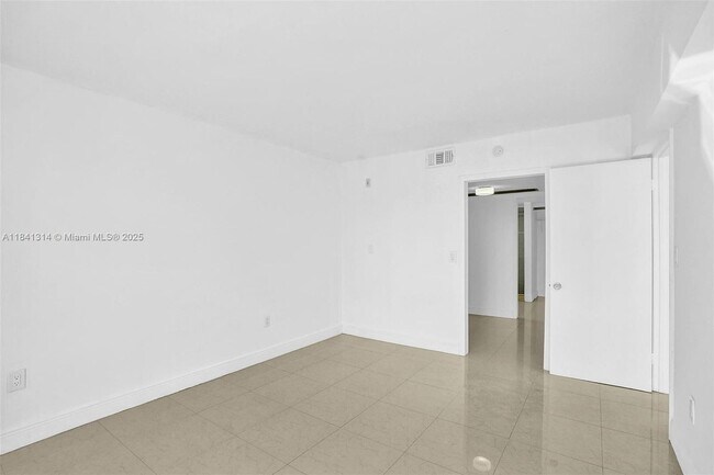 Building Photo - 1650 NE 115th St