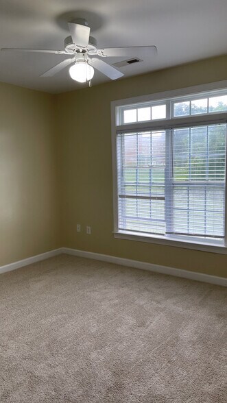 Building Photo - 102 Sunset Cir
