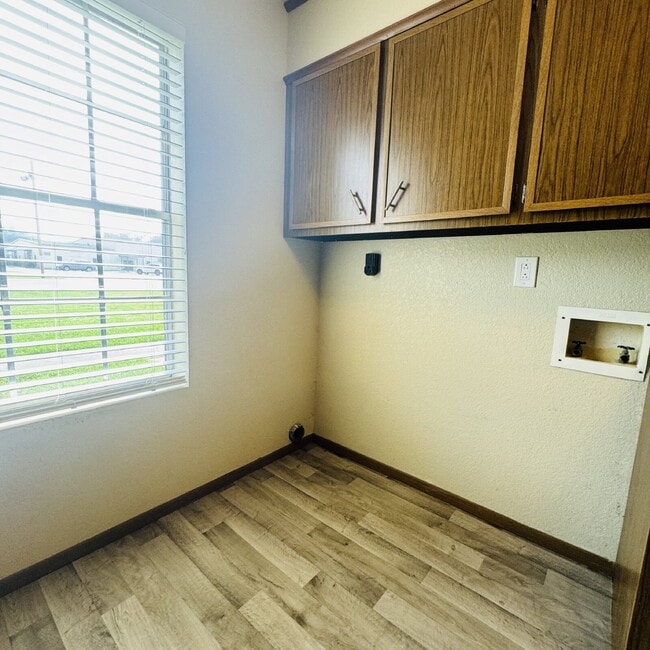 Building Photo - Modern Comfort Awaits: Spacious 2-Bedroom | 2.5-Bathroom Haven with Granite Elegance in Nederland...
