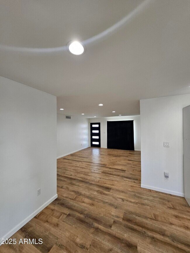 Building Photo - 4910 W Corrine Dr