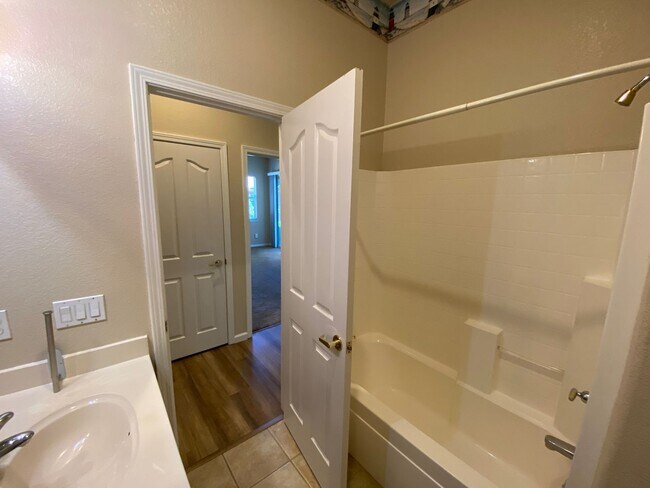 Building Photo - Beautiful 55+ Home in Heritage Lakeside