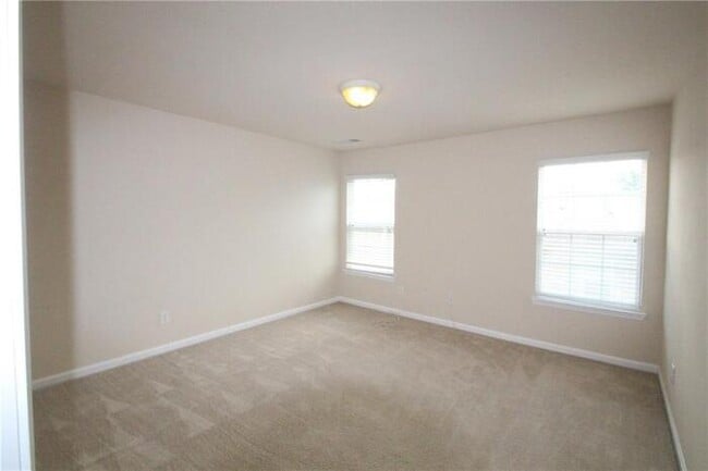 Building Photo - Beautiful and well maintenance three-story...