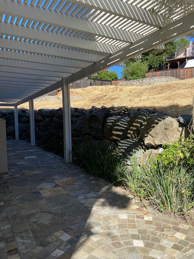 Building Photo - Beautifully remodeled 3 Bdrm+Master retrea...