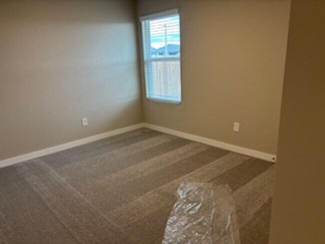 Building Photo - New Home! 1st month free!