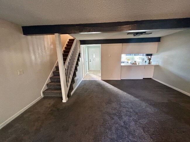 Building Photo - Fantastic 2 bed 1.5 bath townhome in Lynnw...