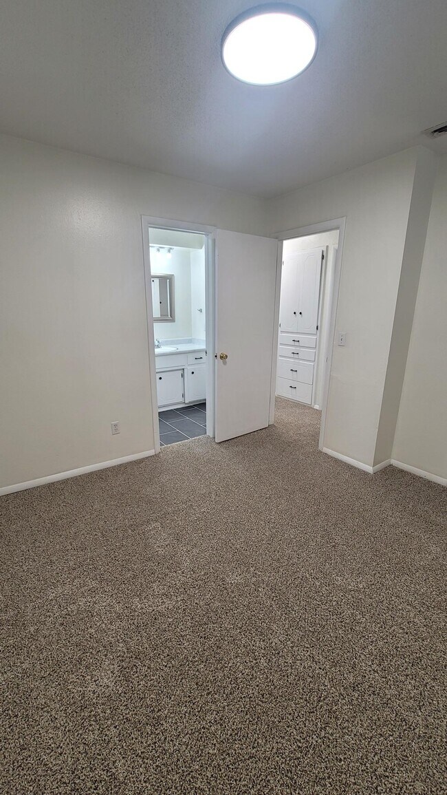 Building Photo - 515 Gayclifee Terrace