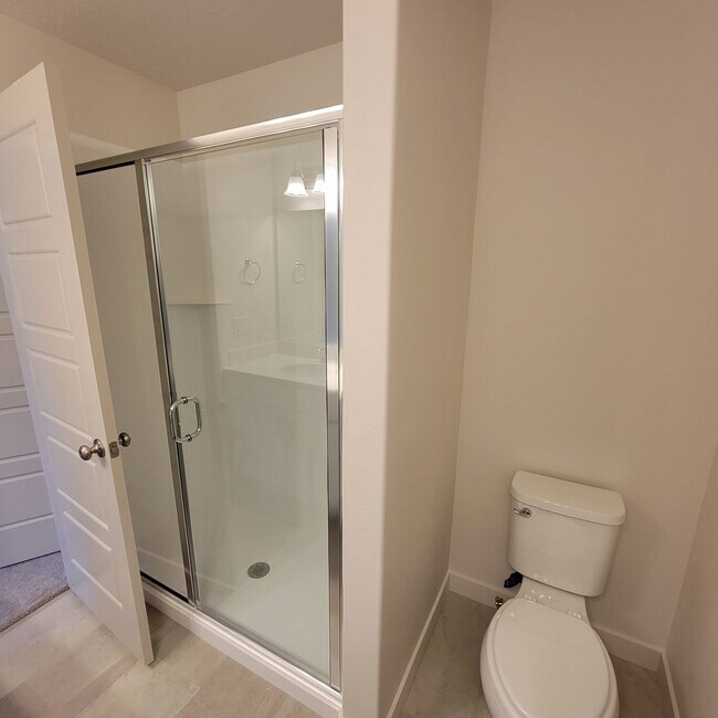 Building Photo - GET A MONTH OF RENT FOR FREE!!!