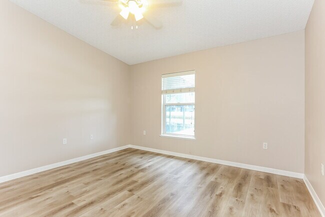 Building Photo - 98 Reeding Ridge Dr E