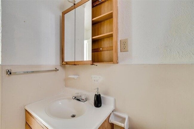 Building Photo - 745 SE 42nd St