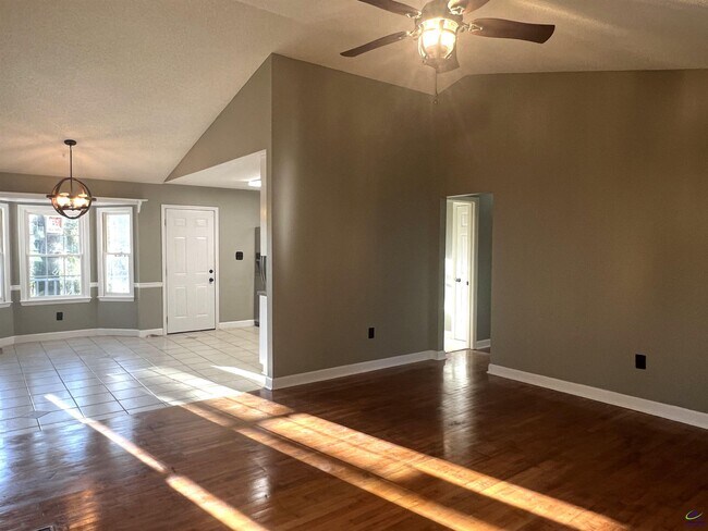 Building Photo - 981 Santa Fe Trail