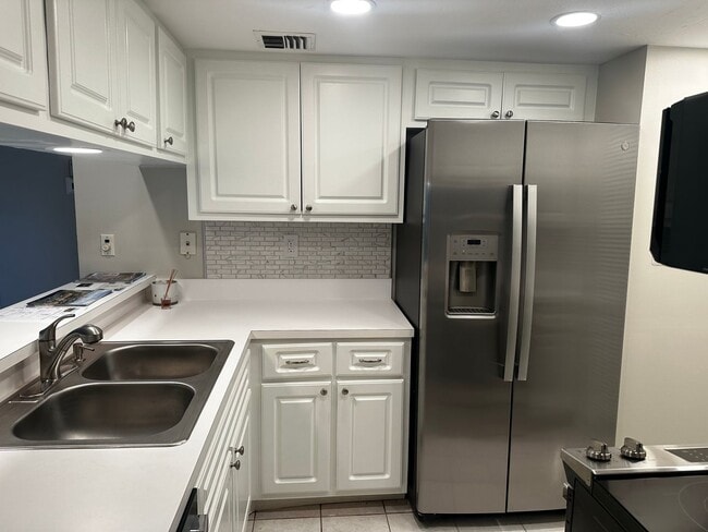 Building Photo - Sharp-Newly Remodeled Ground Floor Condo -...