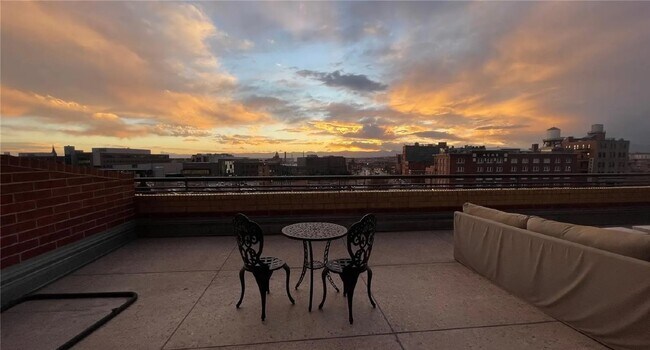 Building Photo - Downtown Loft Living at its Best