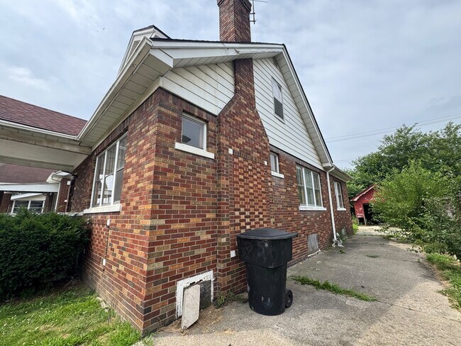 Building Photo - 11125 Cloverlawn Ave
