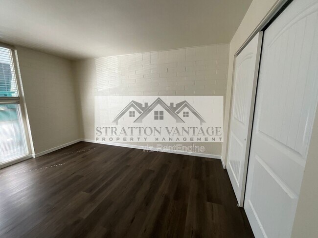 Building Photo - 6936 E 4th St