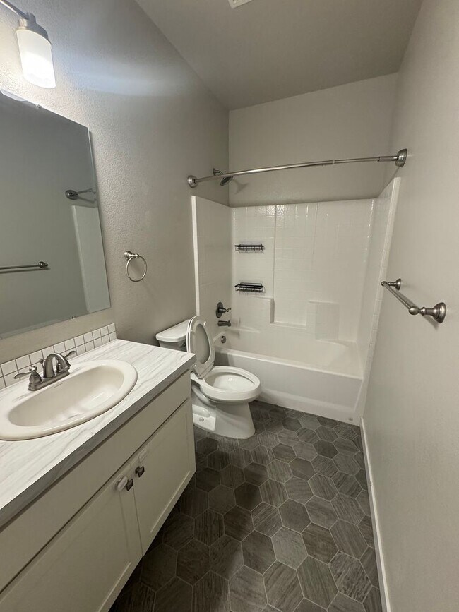 Building Photo - New on Market! Close to Freeway and Shopping!