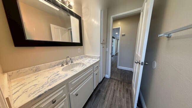 Building Photo - Custom Built 5 Bedroom 3 Bathroom Home in ...