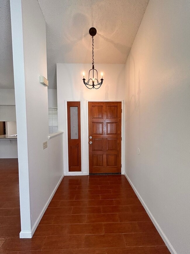 Building Photo - Cute home for rent in Visalia!