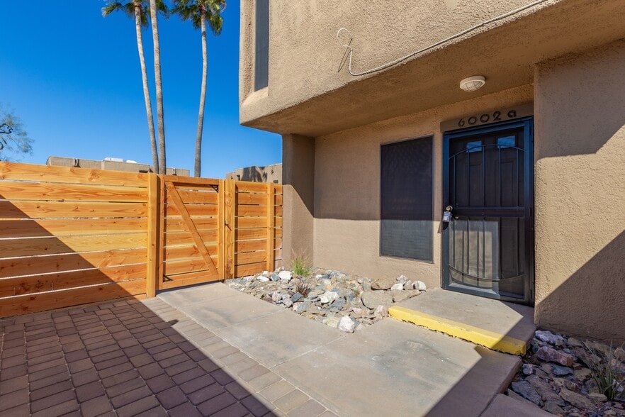 Building Photo - 6036 W Oregon Ave