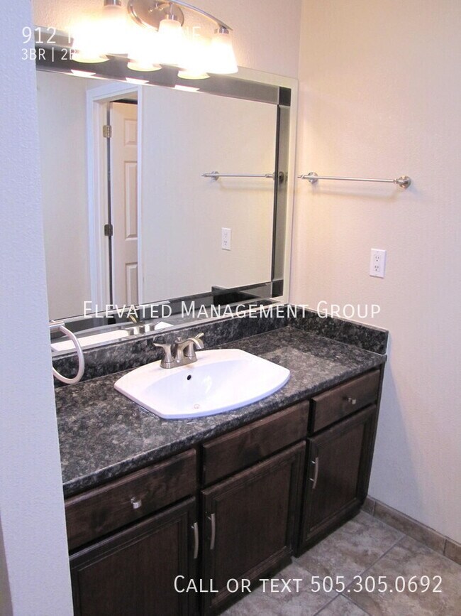 Building Photo - 912 Turner Dr NE