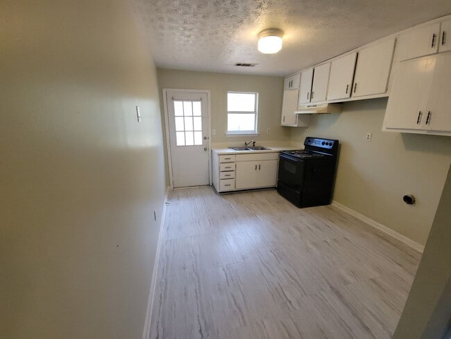 Building Photo - 2 bedroom/1 bath duplex in Pike Co