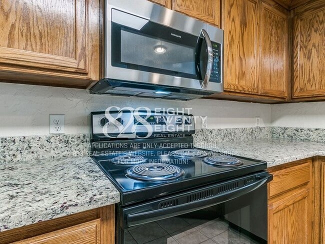 Building Photo - *AVAILABLE NOW!* Spacious 3 Bed/2.5 Bath Duplex Townhome Available in Norman!