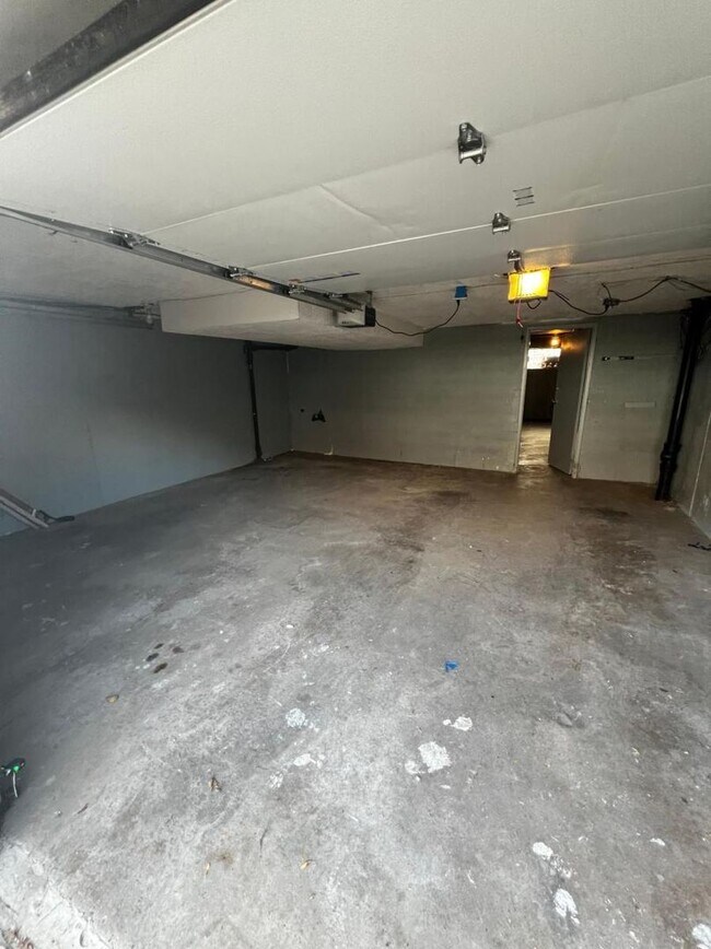 Building Photo - 4039 Balwynne Park Rd