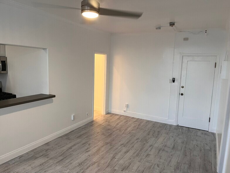 Building Photo - 3005 Main St