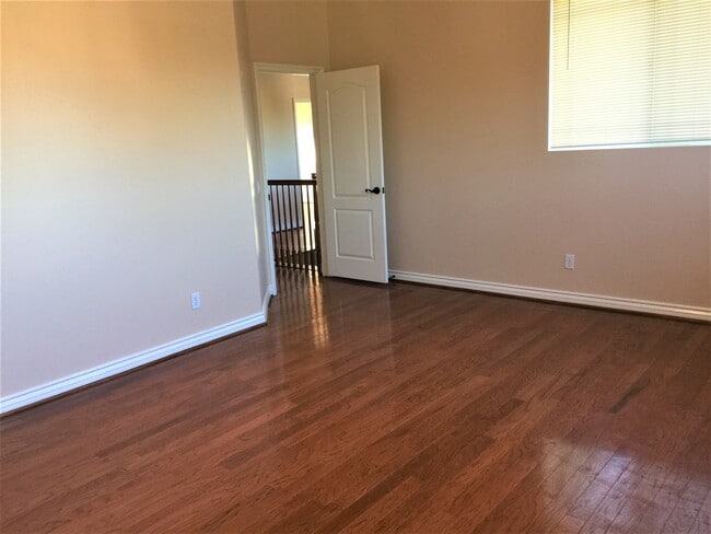 Building Photo - Gorgeous large single family home in Eastlake!