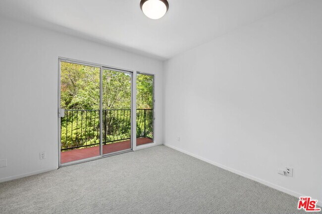 Building Photo - 2492 Banyan Dr
