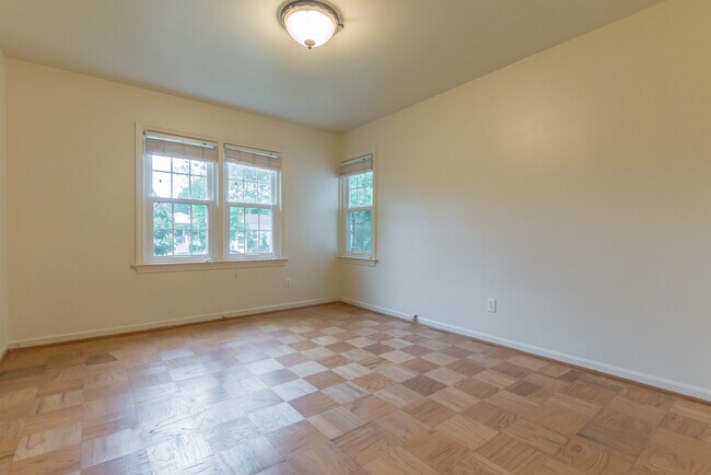 Building Photo - 9702 Bellevue Dr
