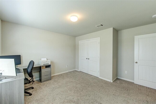 Building Photo - 9011 Hemlock Dr