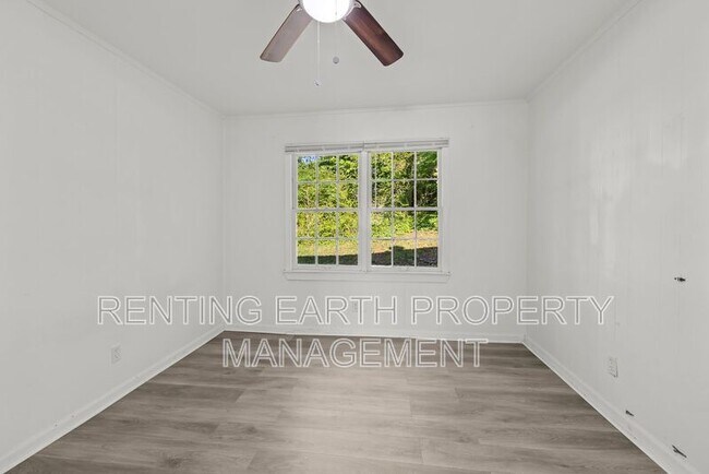 Building Photo - 2537 3rd St NE