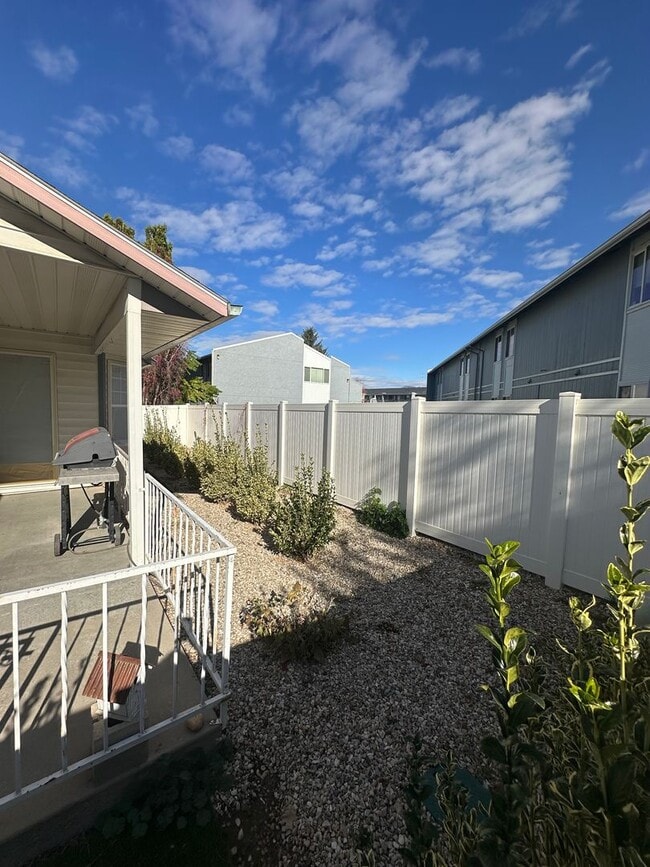 Building Photo - Tranquil & delightful 3-bedroom, 2-bathroom home that offers both comfort and convenience with it...