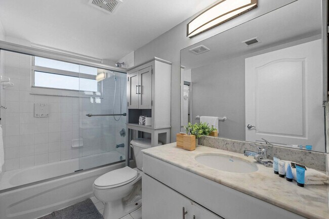 Building Photo - 1 SE 12th St