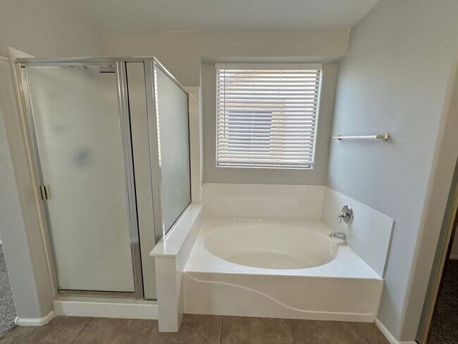 Building Photo - Stunning 4Bedrooms/2.5 Bath Home!