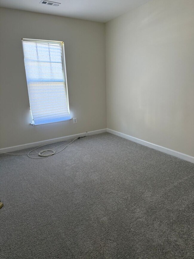 Building Photo - 3 LEVEL TOWNHOUSE WITH 3BEDROOMS AND 2 FULL BATHS