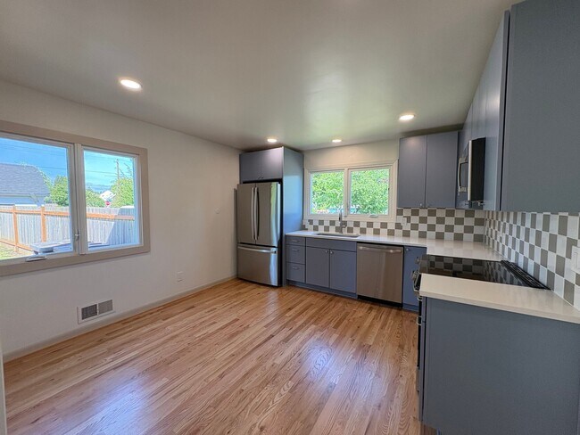 Building Photo - 3736 NE Jessup St