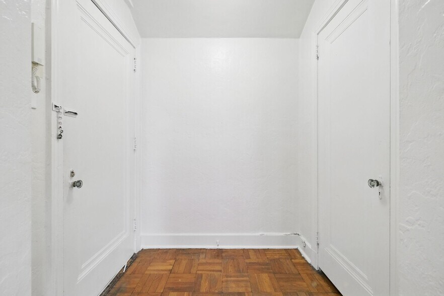 Building Photo - 5646 Hobart St