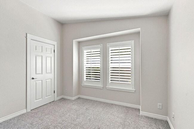 Building Photo - 136 Creekside Village Dr