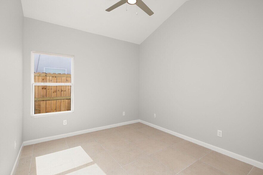 Building Photo - 412 Sparrow Rd