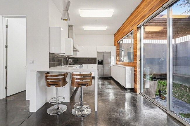 Building Photo - 3425 Louise St