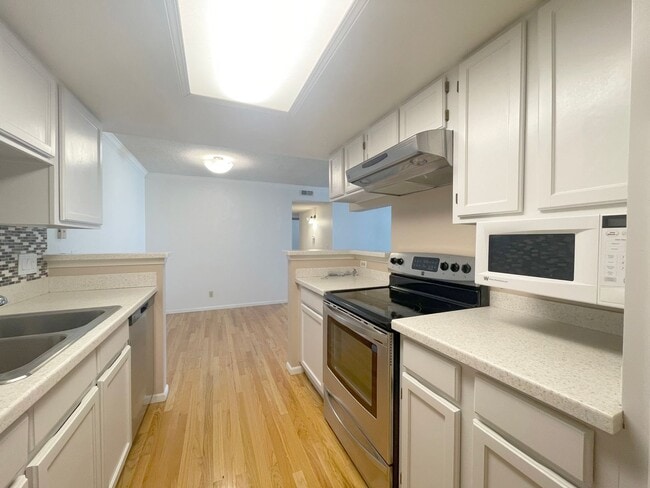 Building Photo - 2 bedroom/2 bathroom main level condo!